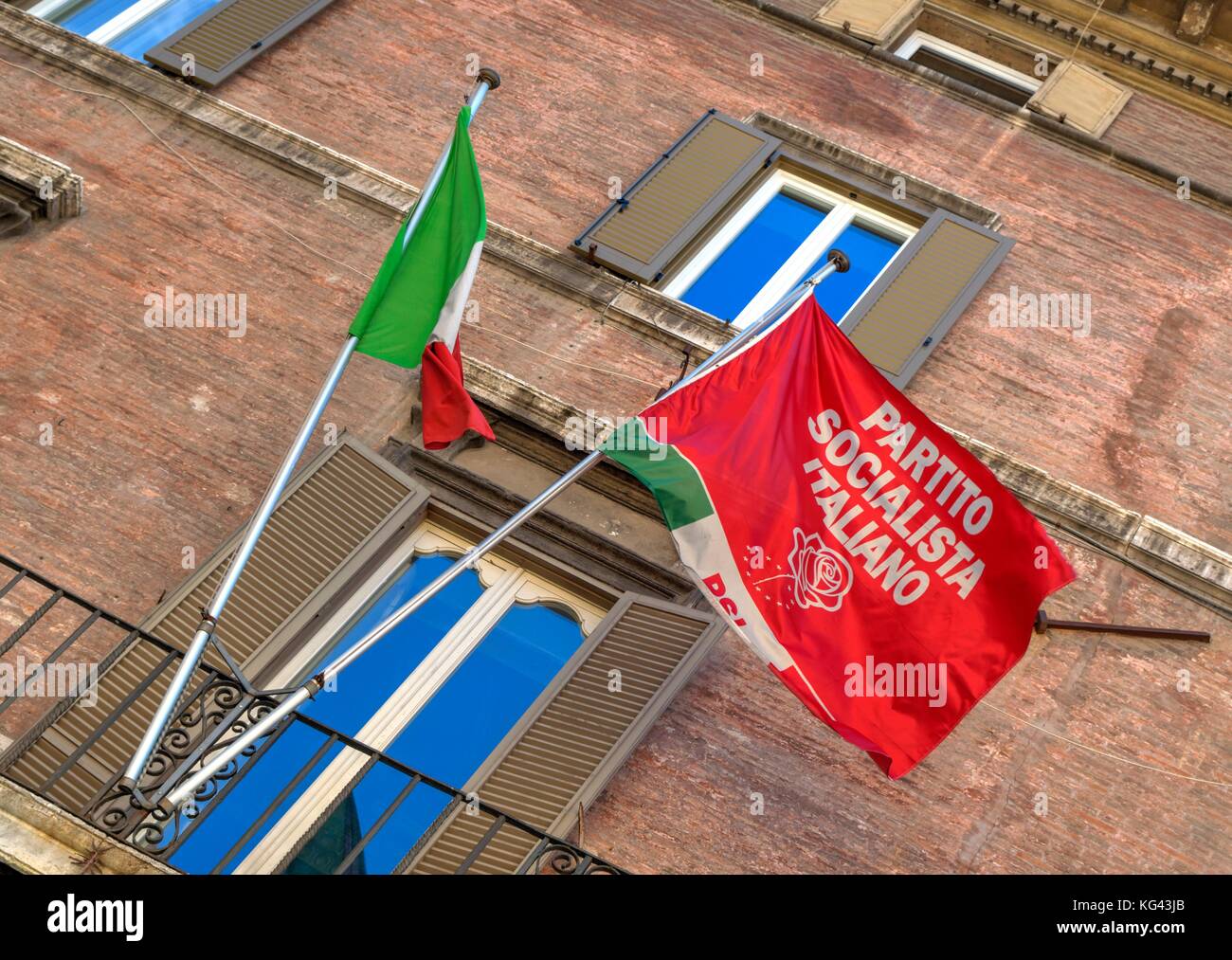 Bandiere di Italia e il Partito Socialista Italiano al di fuori del palazzo a Roma, Italia Foto Stock