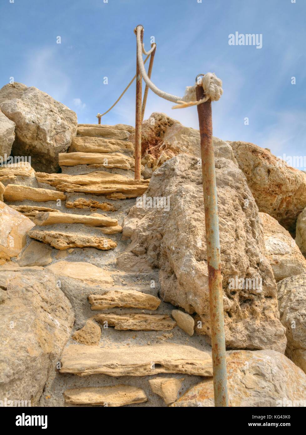 Le fasi di taglio e costruiti nella formazione di roccia che conduce alla spiaggia in Spagna meridionale Foto Stock