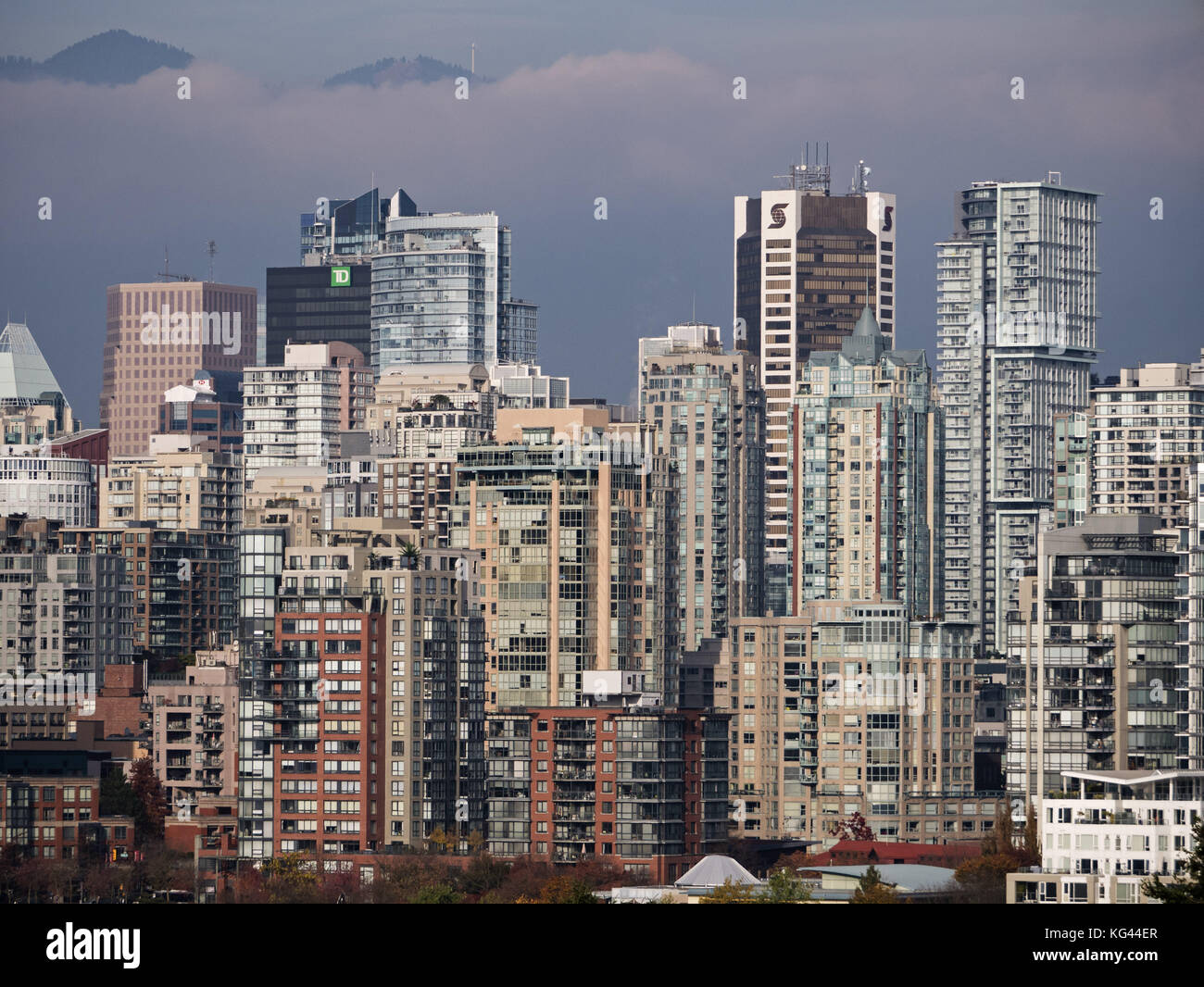 Vancouver, Columbia Britannica, Canada. 31 ottobre 2017. L'affollato skyline del centro di Vancouver. Crediti: Bayne Stanley/ZUMA Wire/Alamy Live News Foto Stock