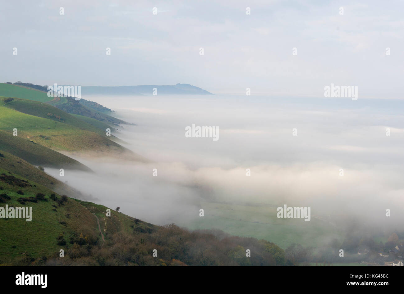 Brighton, Regno Unito. 3 novembre, 2017. Una bella nebbiosa mattina autunnale lungo il South Downs modo affacciato sul weald a devils dyke appena a nord di brighton .le temperature sono previsioni a goccia drammaticamente in tutta la Gran Bretagna nei prossimi giorni di credito: simon dack/alamy live news Foto Stock