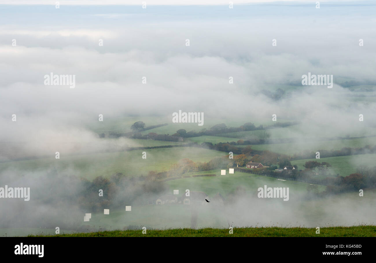 Brighton, Regno Unito. 3 novembre, 2017. Il preston nomadi cricket ground a fulking può essere visto in una pausa attraverso la nebbia in una splendida mattina autunnale lungo il South Downs modo affacciato sul weald a devils dyke appena a nord di brighton .le temperature sono previsioni a goccia drammaticamente in tutta la Gran Bretagna nei prossimi giorni di credito: simon dack/alamy live news Foto Stock