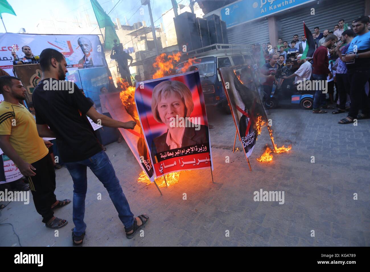 Gaza, territorio palestinese. 3 Nov 2017. I sostenitori palestinesi del movimento Hamas bruciano un poster del primo ministro britannico Theresa May durante una protesta contro il centesimo anniversario della Dichiarazione Balfour della Gran Bretagna nella città di Gaza il 3 novembre 2017, che ha contribuito alla creazione di Israele e al conflitto israelo-palestinese. Credit: ZUMA Press, Inc./Alamy Live News Foto Stock