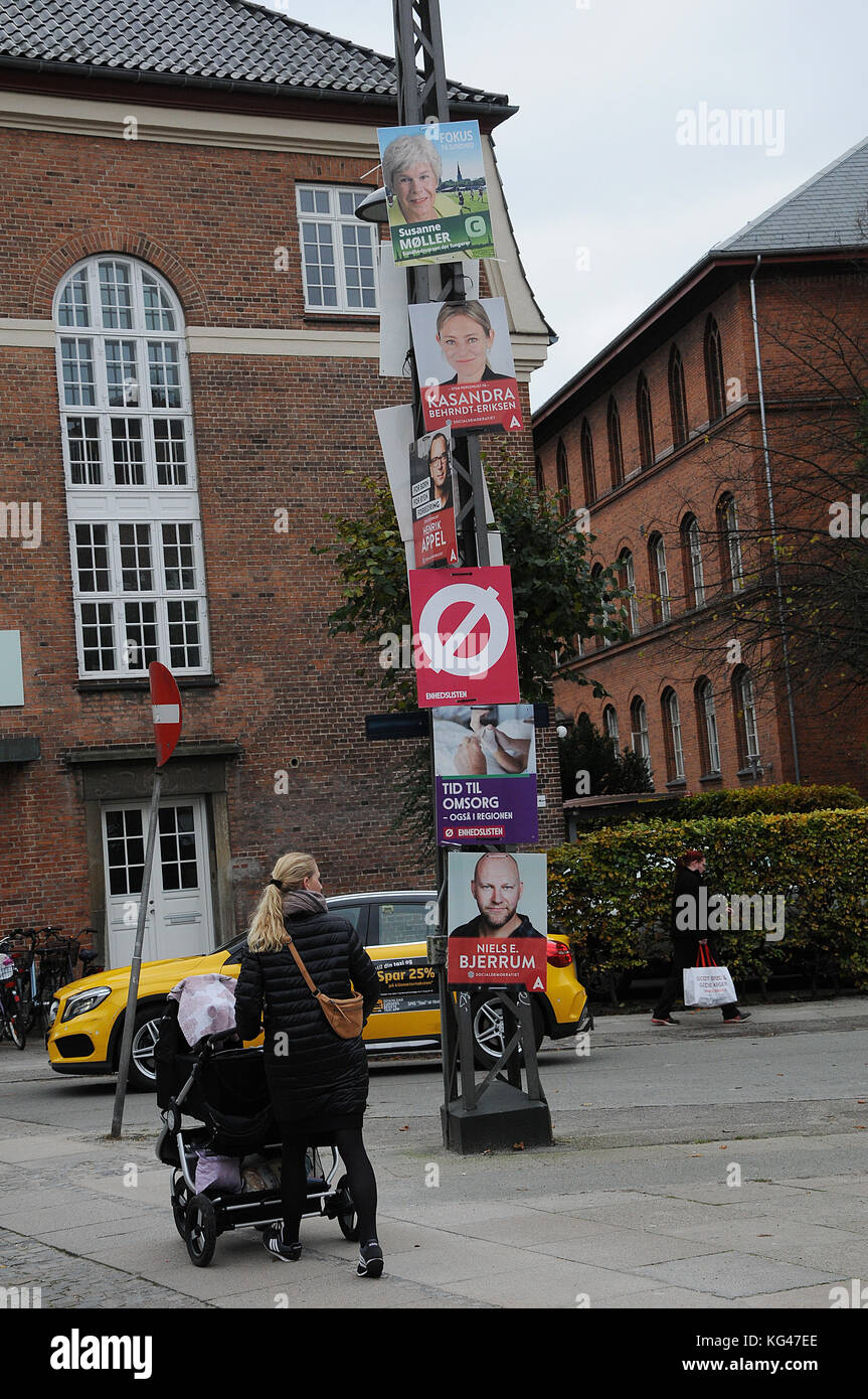 Copenaghen /Danimarca - 02 novembre 2017. Manifesti elettorali di tutti i partiti politici danesi per le contee e le elezioni del consiglio nel novembre 2017. (Foto.Francis Dean/Dean Pictures) Foto Stock