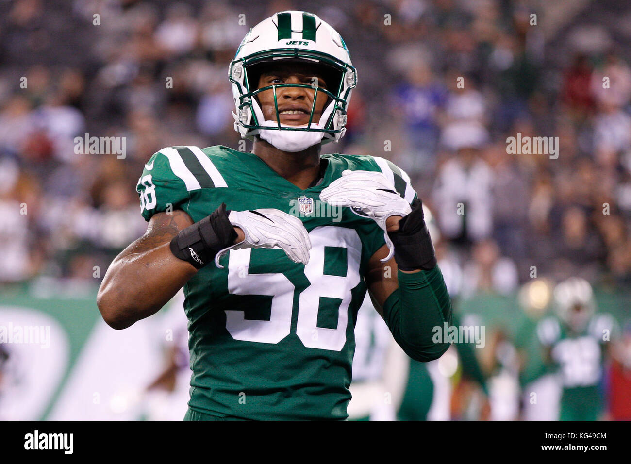 East Rutherford, New Jersey, USA. 2° Nov, 2017. New York getti linebacker Darron Lee (58) si affaccia su durante il gioco di NFL tra le fatture della Buffalo e il New York getti alla MetLife Stadium di East Rutherford, New Jersey. Il New York getti vinto 34-21. Christopher Szagola/CSM/Alamy Live News Foto Stock