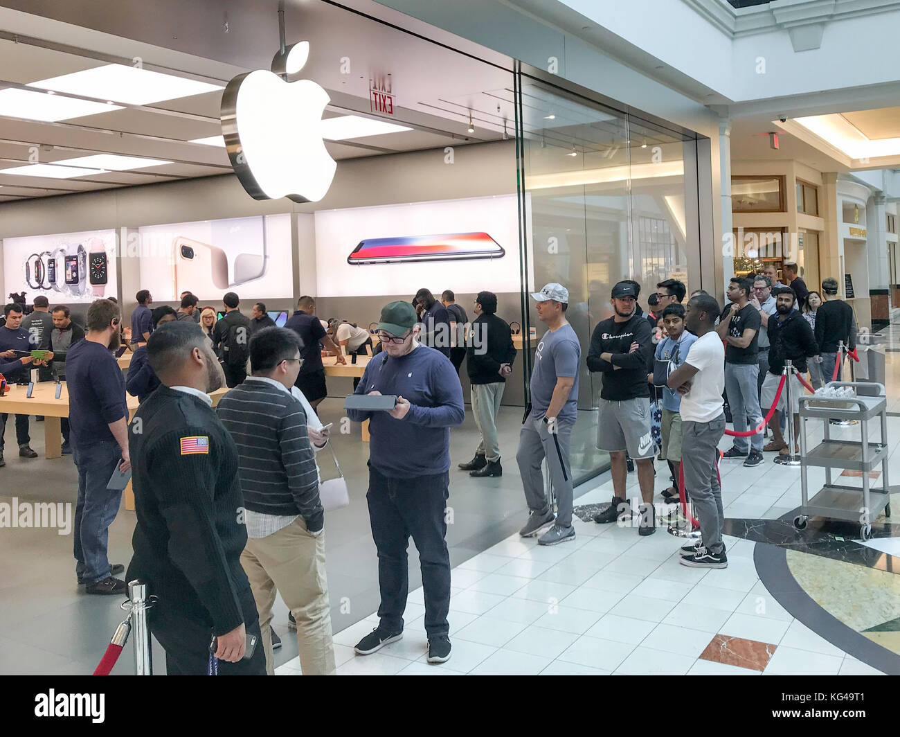 In Pennsylvania, Stati Uniti d'America. 3 Novembre, 2017. I clienti Apple  di attendere in linea per ritirare il loro pre-ordine Apple iPhone X/iPhoneX  Credito: Don Mennig/Alamy Live News Foto stock - Alamy