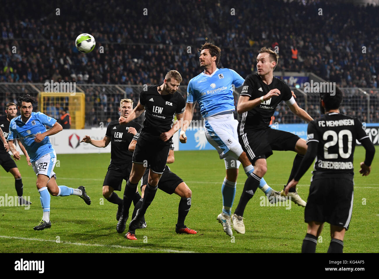 Monaco, Germania. 3 novembre 2017. Goalchance Jan MAUERSBERGER (TSV Monaco 1860), KopfballAktion, duelli, Strafraumszene. Fussball Regionalliga Bayern: TSV Munich 1860-FC Memmingen 2-0, 20.Spieltag, Spieltag20, Saison 2017/18 am 03.11.2017, Stadion an der Gruenwalder Strasse. |utilizzo del credito mondiale: dpa/Alamy Live News Foto Stock