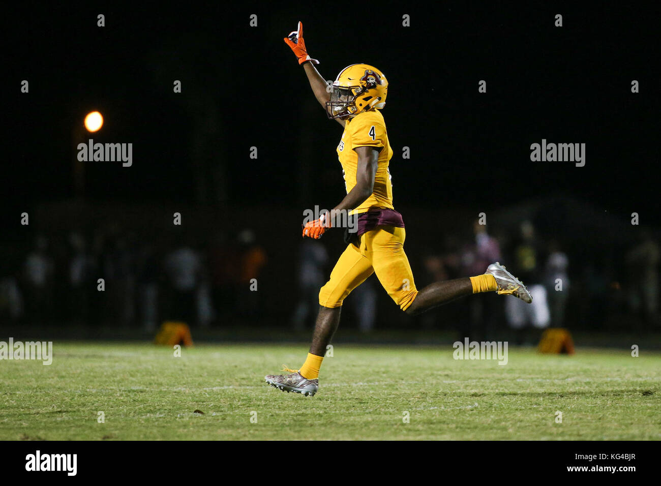 Belle Glade, Florida, Stati Uniti d'America. 3 Novembre, 2017. Nelle radure Central wide receiver Jymeter Hester (4) celebra un touchdown durante la prima metà del gioco tra Pahokee e radure centrale a radure centrale su Venerdì, 3 novembre 2017. Credito: Andres Leiva/Palm Beach post/ZUMA filo/Alamy Live News Foto Stock