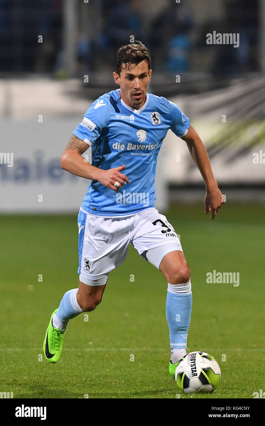 Monaco, Germania. 3 novembre 2017. Philipp STEINHART (TSV Monaco 1860), Aktion, Einzelaktion, Einzelbild, Freisteller, Ganzkoerperaufnahme, ganze Figur. Fussball Regionalliga Bayern: TSV Munich 1860-FC Memmingen 2-0, 20.Spieltag, Spieltag20, Saison 2017/18 am 03.11.2017, Stadion an der Gruenwalder Strasse. |utilizzo del credito mondiale: dpa/Alamy Live News Foto Stock