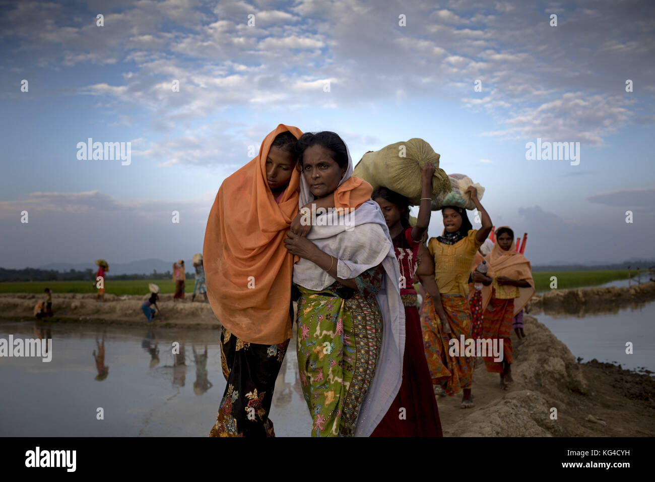 2 novembre 2017 - 02 novembre 2017 Cox's Bazar, Bangladesh '"' rifugiati Rohingyas la gente a piedi attraverso il campo di risone è entrato in Bangladesh dal Myanmar Stato di Rakhine a anjumanpara in coxsbazar, Bangladesh. Secondo l' Alto commissariato per i rifugiati Rohingyas 607,000 rifugiati sono fuggiti dal Myanmar Stato di Rakhine violenza dal 25 agosto 2017, la maggior parte cercando di attraversare la frontiera e raggiungere il Bangladesh. Credito: k m asad/zuma filo/alamy live news Foto Stock