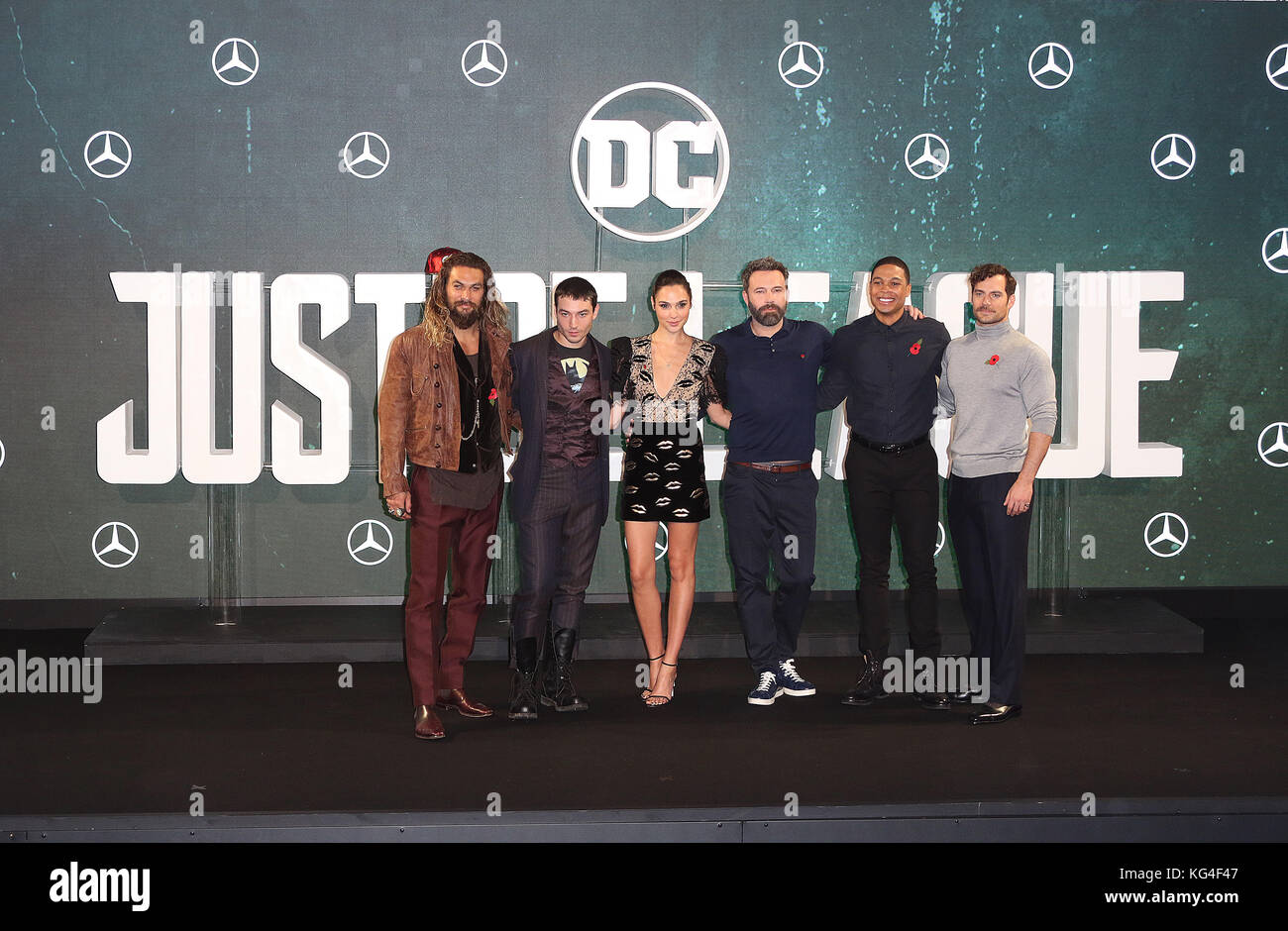 Londra, Regno Unito. 4 Novembre, 2017. Jason Momoa, Ezra Miller, Gal Gadot, Ben Affleck, Ray Fisher, Henry Cavill, la lega della giustizia - Photocall, il College di Londra, UK, 04 novembre 2017. Photo credit: Richard Goldschmidt/Alamy Live News Foto Stock