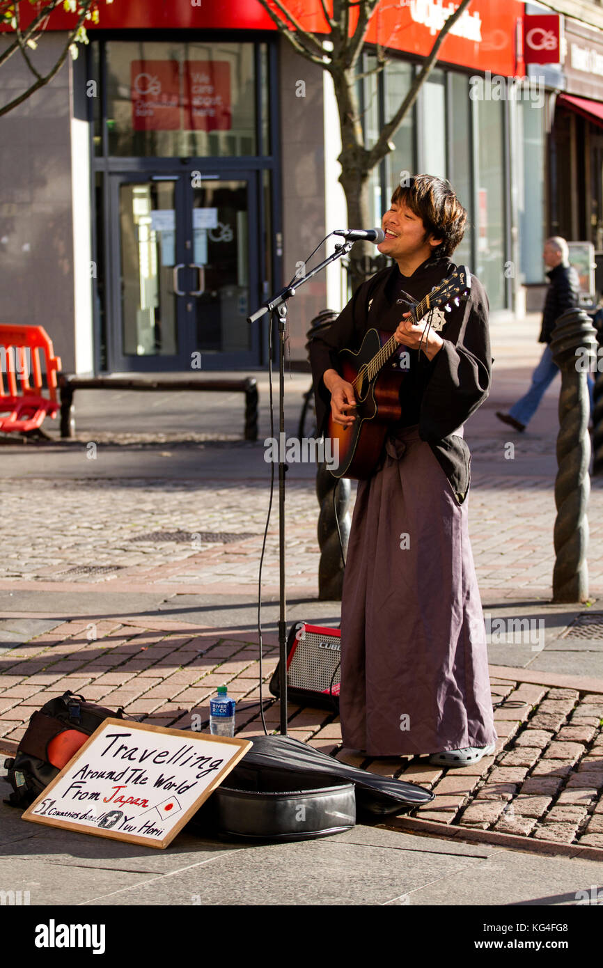 Dundee, Tayside, Scotland, Regno Unito. 4 Novembre, 2017. Giapponese street intrattenitore Yuu Horii viaggiare intorno al mondo e ora è musicista di strada nel centro città di Dundee. A partire dal Giappone ha già visitato in 51 paesi di eseguire per le strade della città e parchi. Credits: Dundee fotografico/Alamy Live News Foto Stock