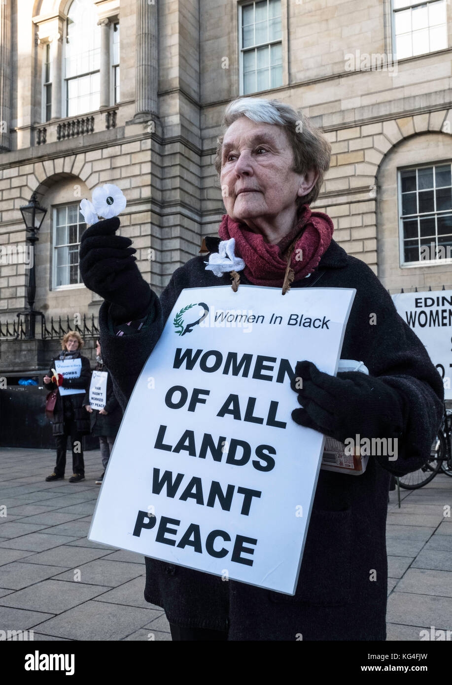 Edimburgo, Scozia, Regno Unito. 04 Nov 2017. Gruppo femminile pacifista Donne in Nero in protesta silenziosa regolare contro le guerre su Princes Street a Edimburgo. Credit: Iain Masterton/Alamy Live News Foto Stock