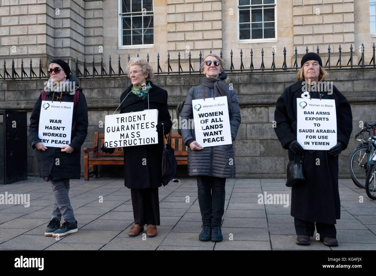 Edimburgo, Scozia, Regno Unito. 04 Nov 2017. Gruppo femminile pacifista Donne in Nero in protesta silenziosa regolare contro le guerre su Princes Street a Edimburgo. Credit: Iain Masterton/Alamy Live News Foto Stock