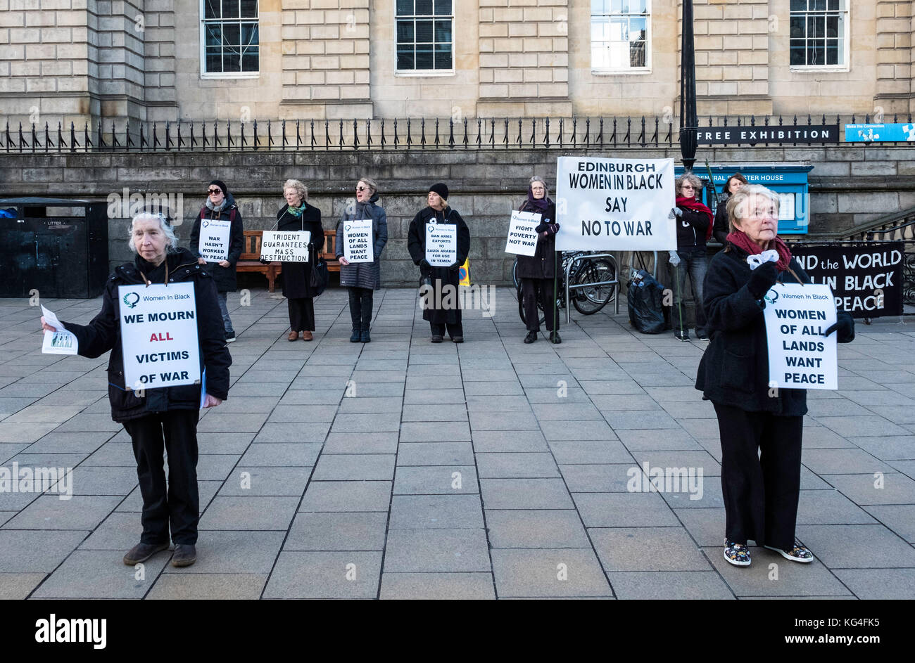 Edimburgo, Scozia, Regno Unito. 04 Nov 2017. Gruppo femminile pacifista Donne in Nero in protesta silenziosa regolare contro le guerre su Princes Street a Edimburgo. Credit: Iain Masterton/Alamy Live News Foto Stock