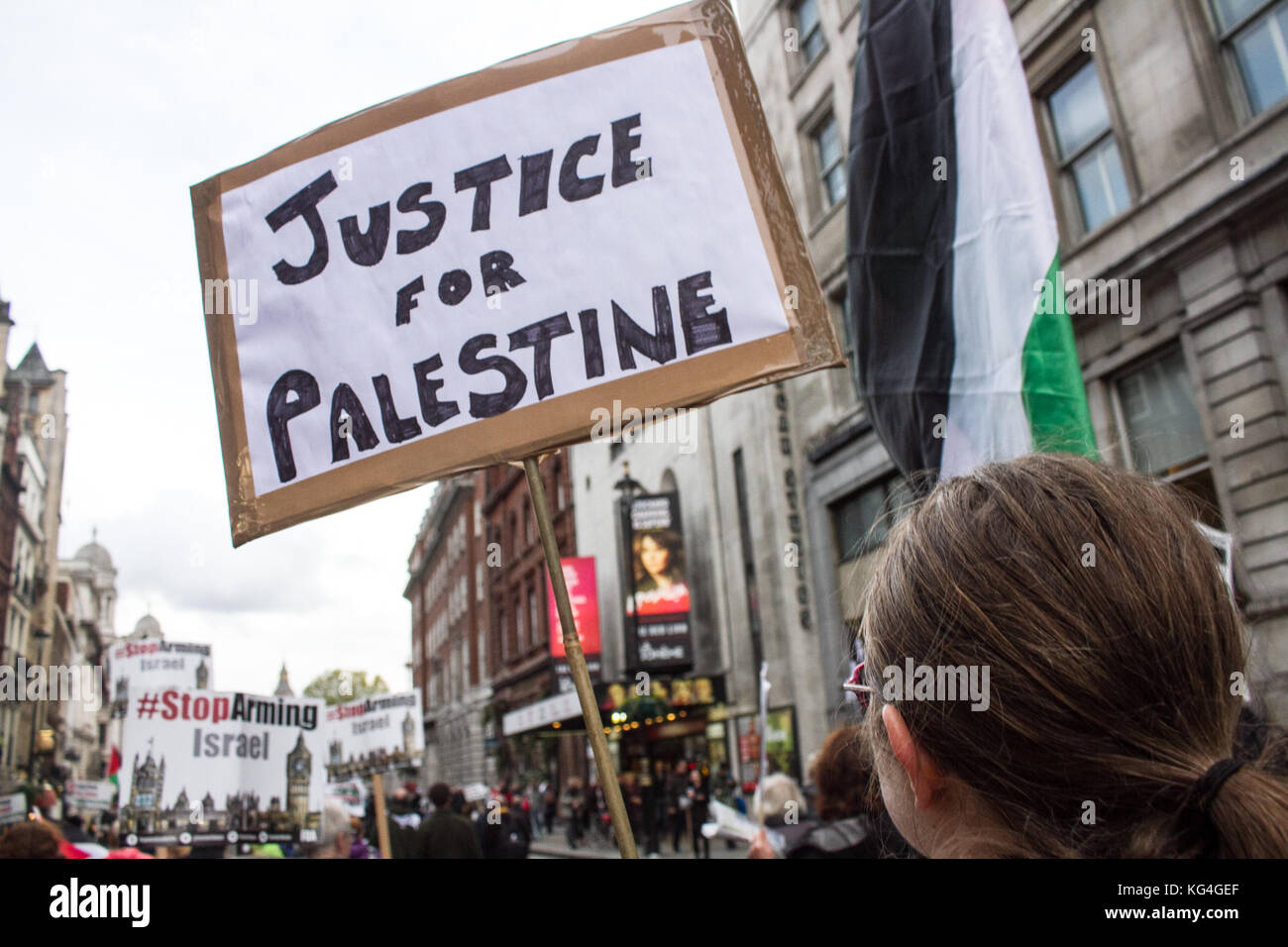 Londra Regno Unito. Il 4 novembre 2017. centinaia di manifestanti hanno marciato attraverso il centro di Londra a piazza del Parlamento alla campagna per la giustizia e la libertà per il popolo palestinese in occasione del centenario della nascita della Dichiarazione Balfour rilasciato dal governo britannico durante la prima guerra mondiale che annuncia il supporto per la creazione di una "Casa nazionale per il popolo ebraico' in Palestina credito: amer ghazzal/alamy live news Foto Stock