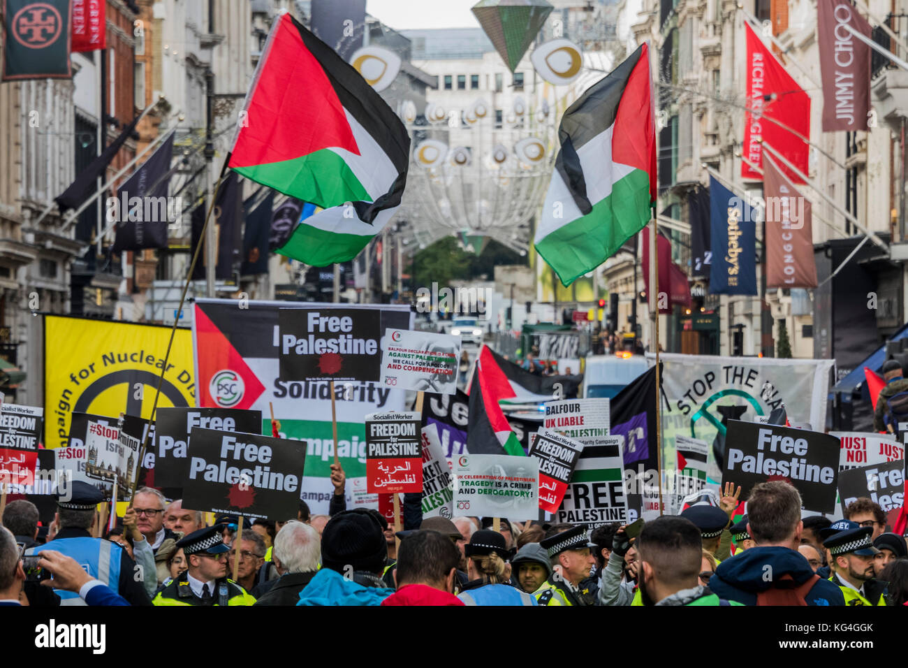 Londra, Regno Unito. 04 Nov, 2017. Palestina nazionali marzo e Rally - Giustizia Ora: fare la cosa giusta per la Palestina. Come il centenario della Dichiarazione Balfour ha appena superato il 2 novembre. Ha affrontato la folla a Grosvenor Square (dall'AMBASCIATA DEGLI STATI UNITI) prima del marzo attraverso il centro di Londra (via Piccadilly Circus e Trafalgar Square). Questo è stato seguito da un rally in piazza del Parlamento, dove nuovamente gli altoparlanti ha affrontato la folla. Credito: Guy Bell/Alamy Live News Foto Stock