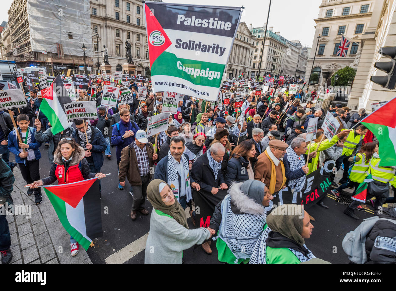 Londra, Regno Unito. 04 Nov, 2017. Palestina nazionali marzo e Rally - Giustizia Ora: fare la cosa giusta per la Palestina. Come il centenario della Dichiarazione Balfour ha appena superato il 2 novembre. Ha affrontato la folla a Grosvenor Square (dall'AMBASCIATA DEGLI STATI UNITI) prima del marzo attraverso il centro di Londra (via Piccadilly Circus e Trafalgar Square). Questo è stato seguito da un rally in piazza del Parlamento, dove nuovamente gli altoparlanti ha affrontato la folla. Credito: Guy Bell/Alamy Live News Foto Stock