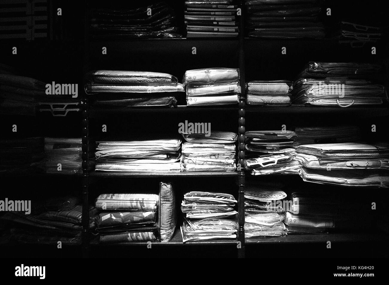 Le lenzuola riposano sugli scaffali del negozio El Indio estinto di via Carme da Barcellona, Spagna. Data: 26/04/2005. Foto: Xabier Mikel Laburu. Risalente al 1850, questo negozio era uno dei referenti per la vendita di tessuti a Barcellona e nel resto della Spagna. Dopo la guerra civile i proprietari scomparvero e il padre dell'ultimo proprietario del negozio (Victor Riera), che era un lavoratore nel negozio all'epoca, trovò il modo di acquistarlo con l'aiuto di un parter nel 1940. Victor Riera, avrebbe preso il controllo del negozio nel 1970 e lo avrebbe fatto funzionare fino al 31 dicembre del 2014, quando, in parte per il pensionamento e in Foto Stock