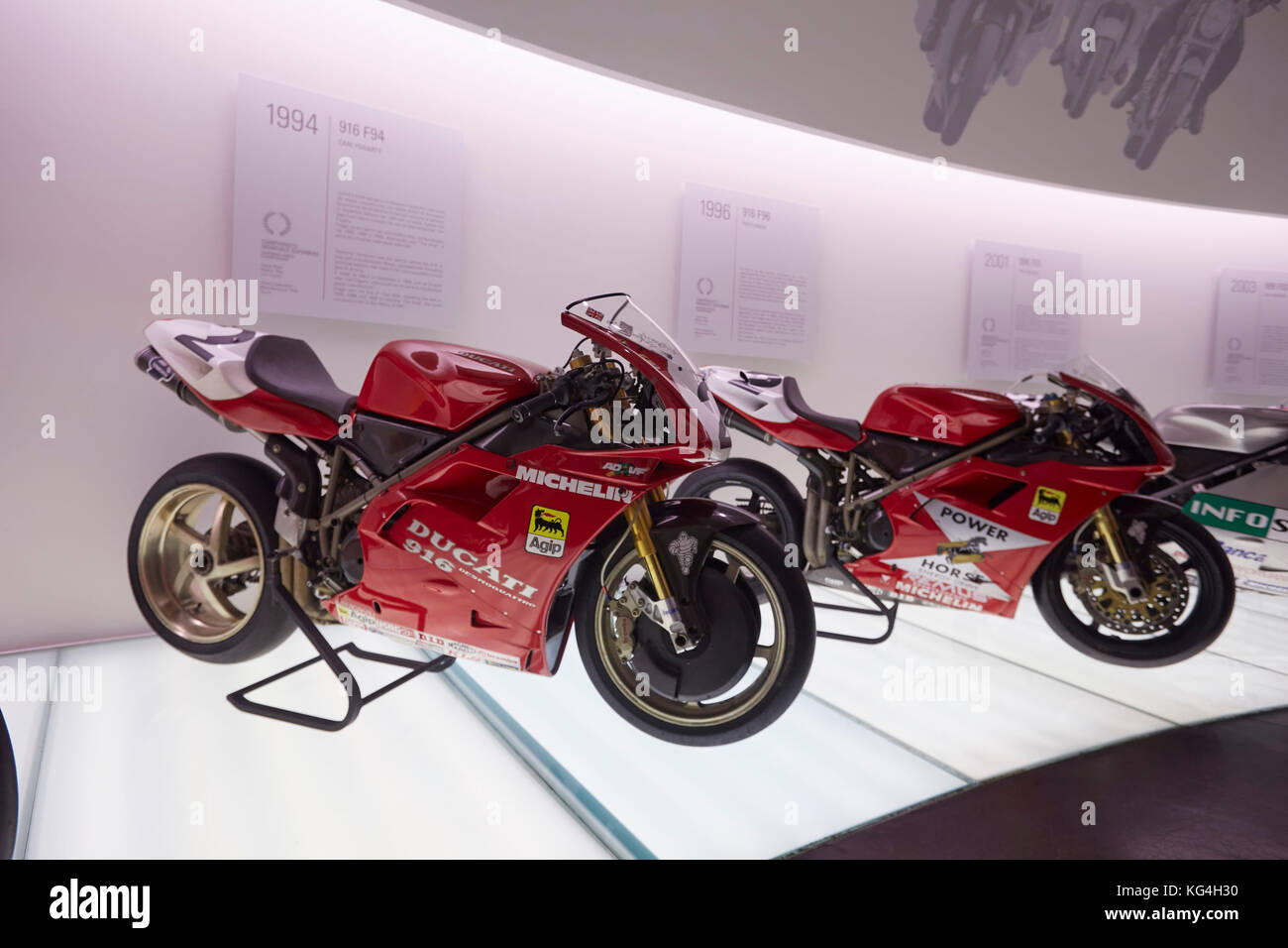 Carl Fogarty la Ducati 916 F94 motociclo sul display principale in Ducati museum, Bologna, Italia. Foto Stock