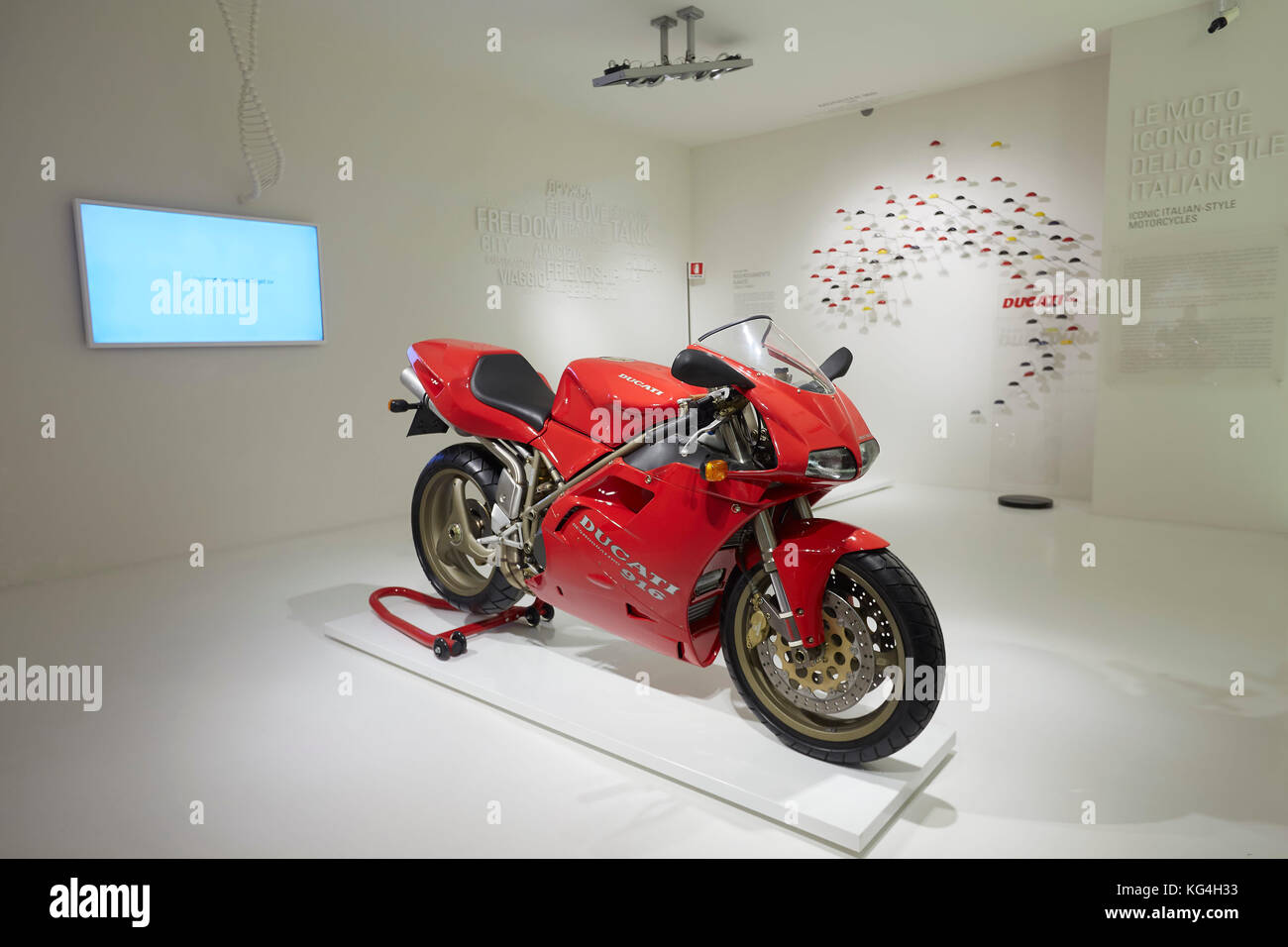 Ducati classic 916 motociclo sul display principale in Ducati museum, Bologna, Italia. Foto Stock