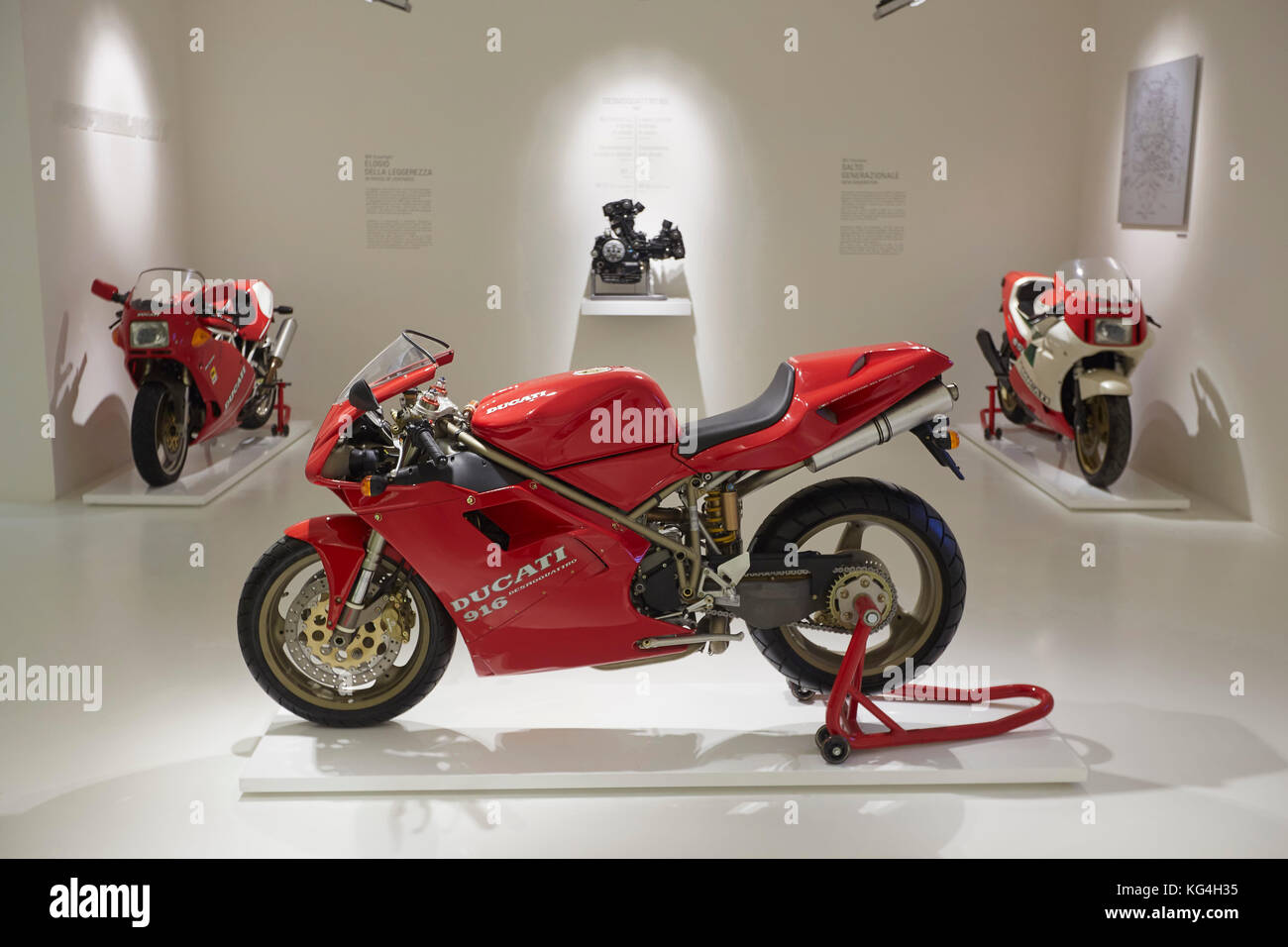Motocicli sul display principale in Ducati museum, Bologna, Italia Foto  stock - Alamy