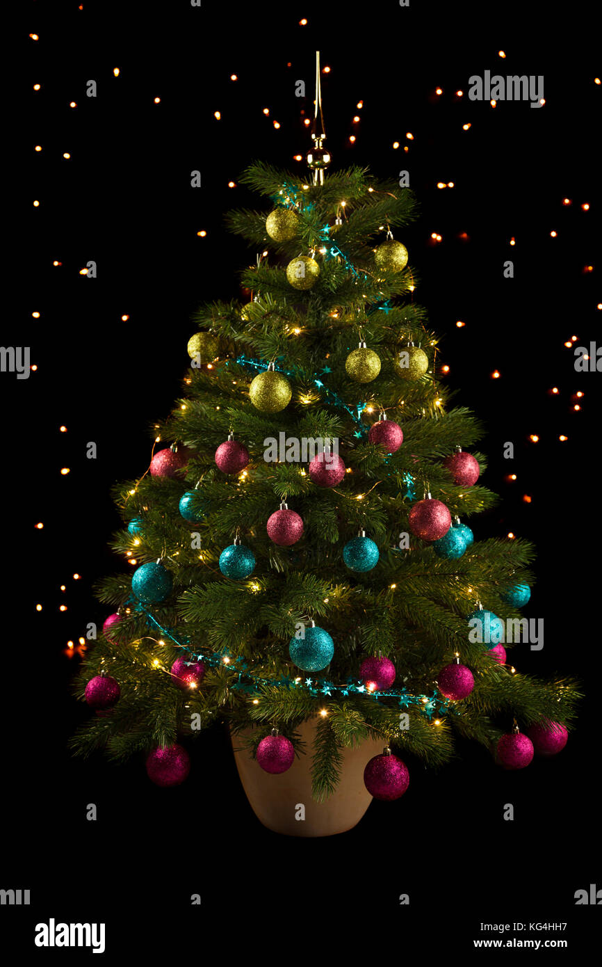 Albero Di Natale Rosa E Blu.Albero Di Natale Con Verde Rosa Blu E Viola Baubles Su Sfondo Nero Con Luci Scintillanti Foto Stock Alamy