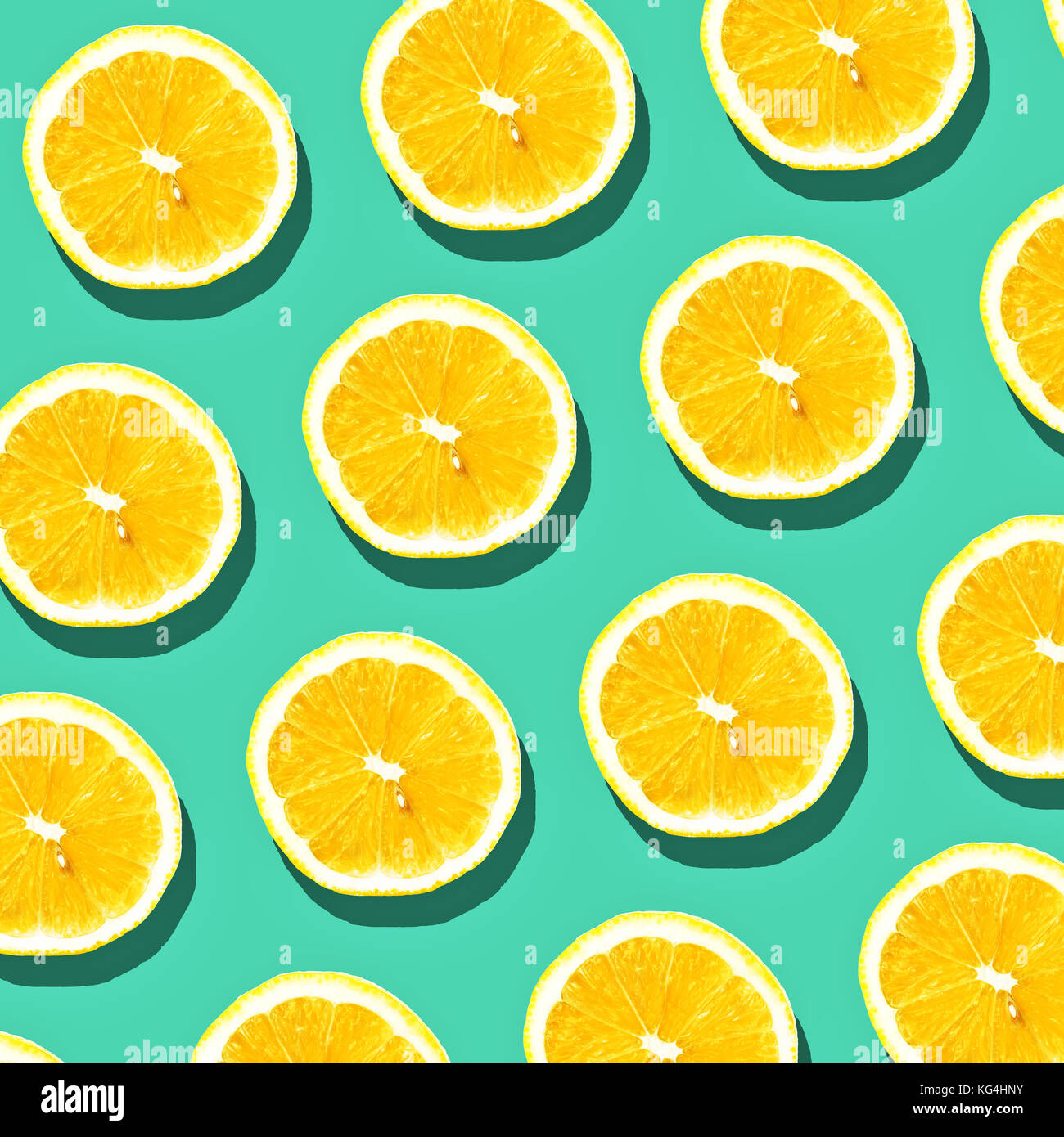Fettina di limone pattern su sfondo pastello. minima nozione di frutta. Foto Stock