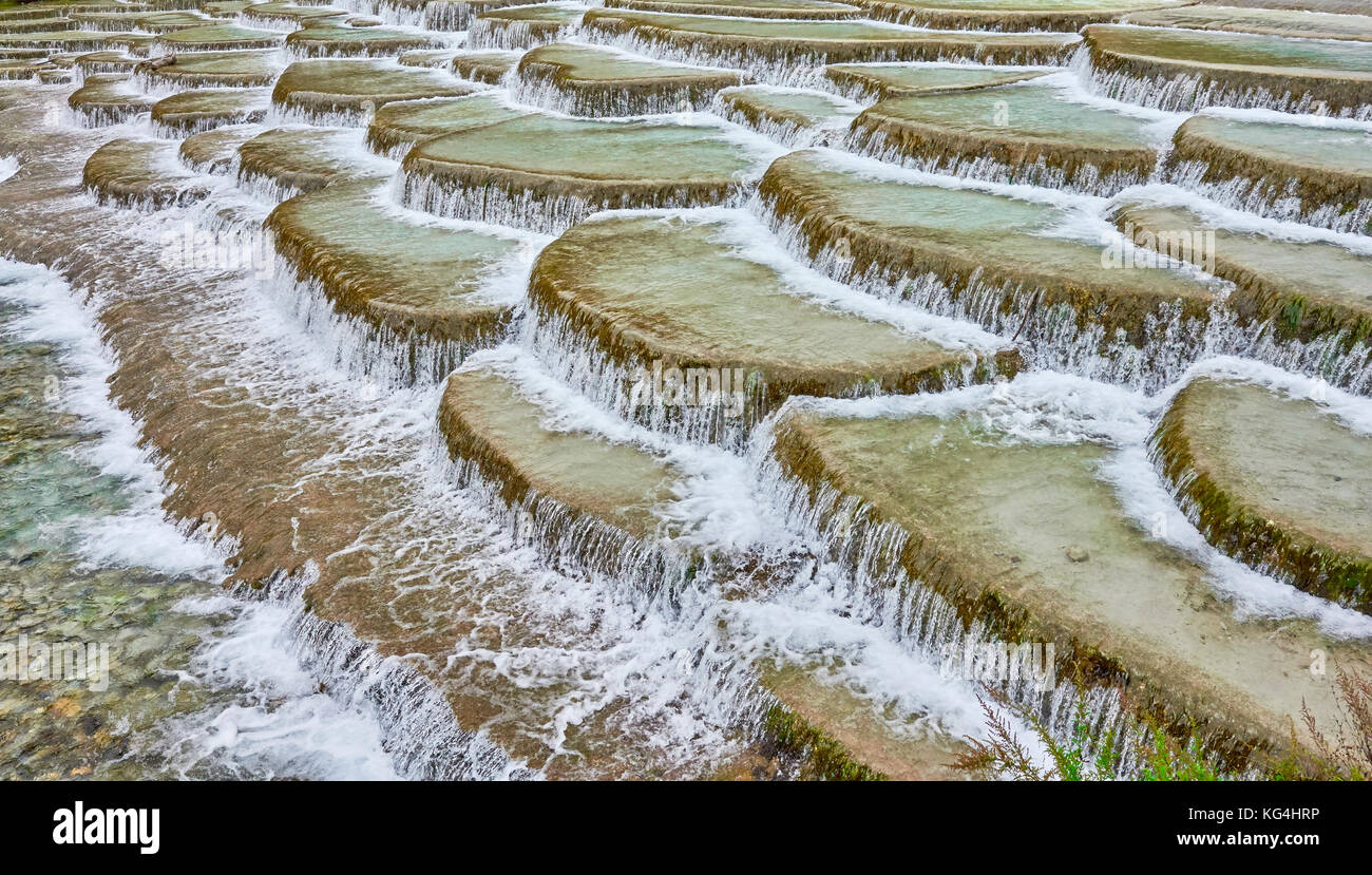 Acqua Bianca terrazzi fluviali in Blue Moon Valley, jade dragon snow mountain, lijiang, Cina. Foto Stock