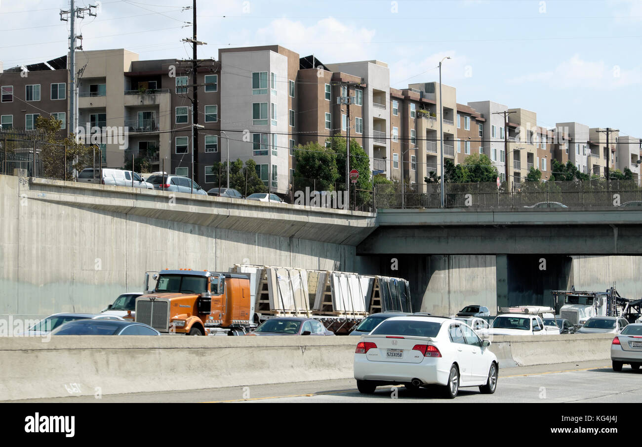 Alloggiamento nuovo edificio di appartamenti accanto Interstate Highway 5 Golden State Freeway il traffico nella città di Los Angeles in California USA KATHY DEWITT Foto Stock