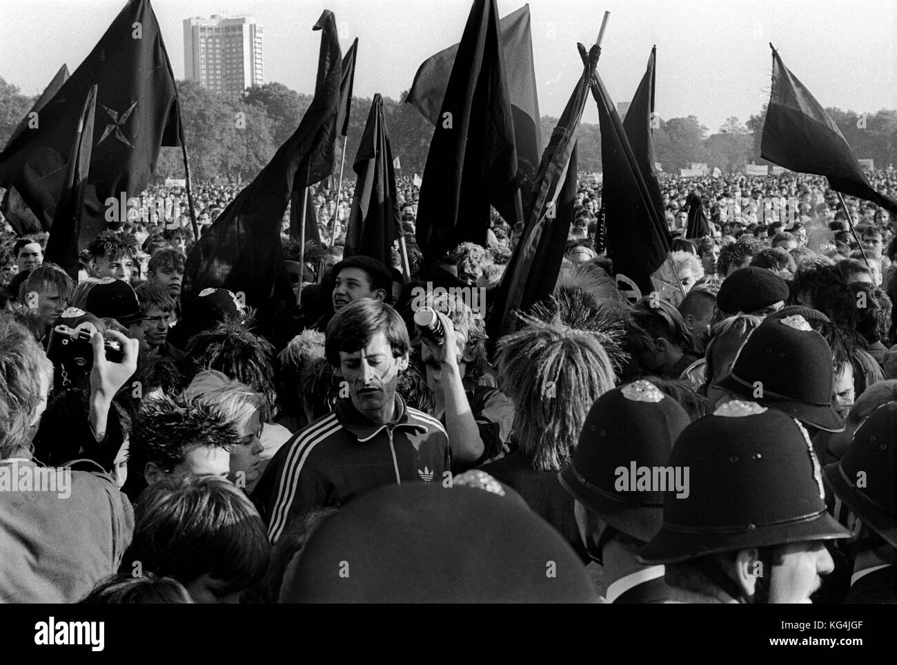 Gli anarchici a CND Campagna per il disarmo nucleare marciare contro Cruise & missili Trident attraverso cenral london nel mese di ottobre 1984 Foto Stock