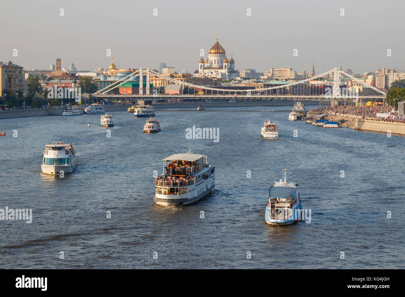 Vista del fiume Moskva con diverse imbarcazioni turistiche e il Ponte Krymsky. Mosca, Russia. Foto Stock