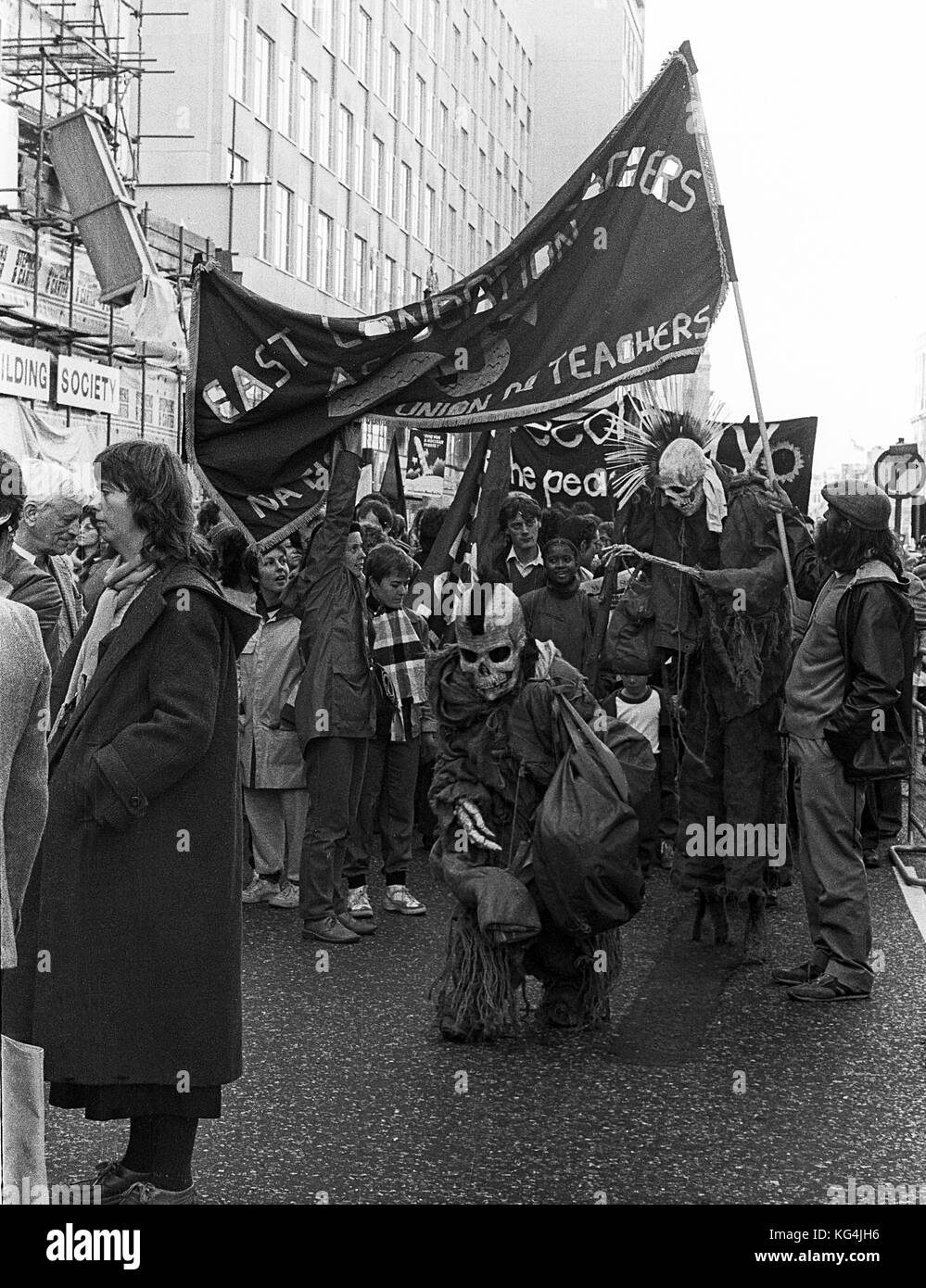 CND Campagna per il disarmo nucleare marciare contro Cruise & missili Trident attraverso il centro di Londra in ottobre 1984 Foto Stock