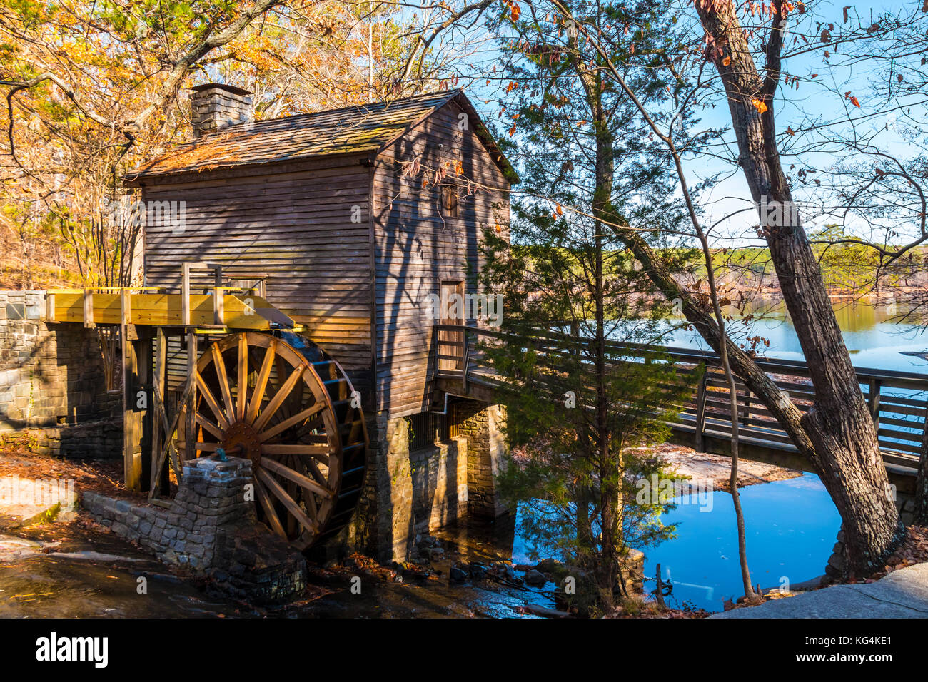 Grist Mill e stone mountain lake in Stone Mountain Park nella soleggiata giornata autunnale, georgia, Stati Uniti d'America Foto Stock