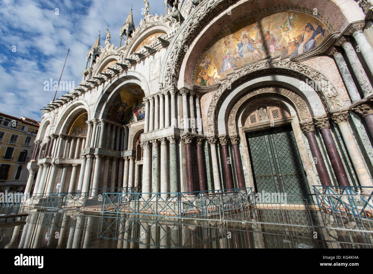 Città di Venezia Italia. Vista pittoresca sulla façade facciata esterna occidentale della Basilica di San Marco. Foto Stock