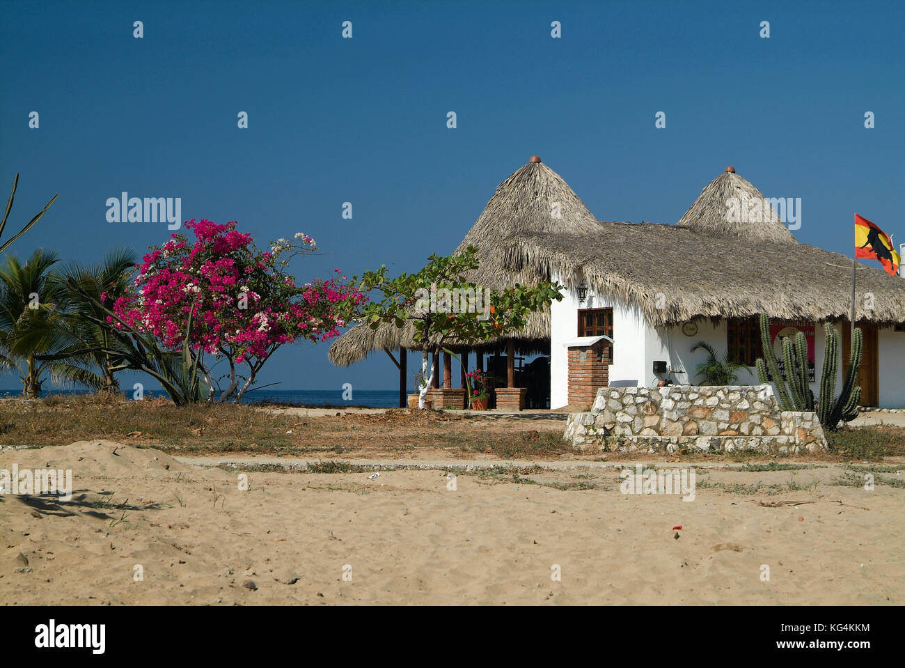 Il lungomare con un tipico ristorante ispanica. giornata soleggiata, estate. Puerto Escondido, Messico Foto Stock