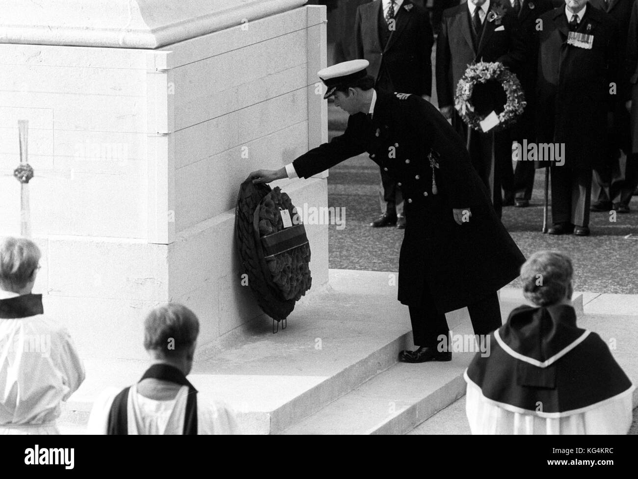 Il principe Carlo, il principe del Galles, colloca la prima corona al Cenotafio nella domenica della memoria per conto della regina Elisabetta II, che è in visita di Stato in Kenya. È la prima volta che il principe Carlo si è messo in piedi per la Regina al servizio. Foto Stock