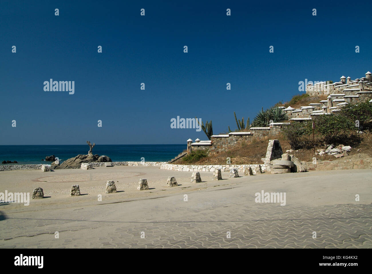 Il lungomare con un tipico ristorante ispanica. giornata soleggiata, estate. Puerto Escondido, Messico Foto Stock