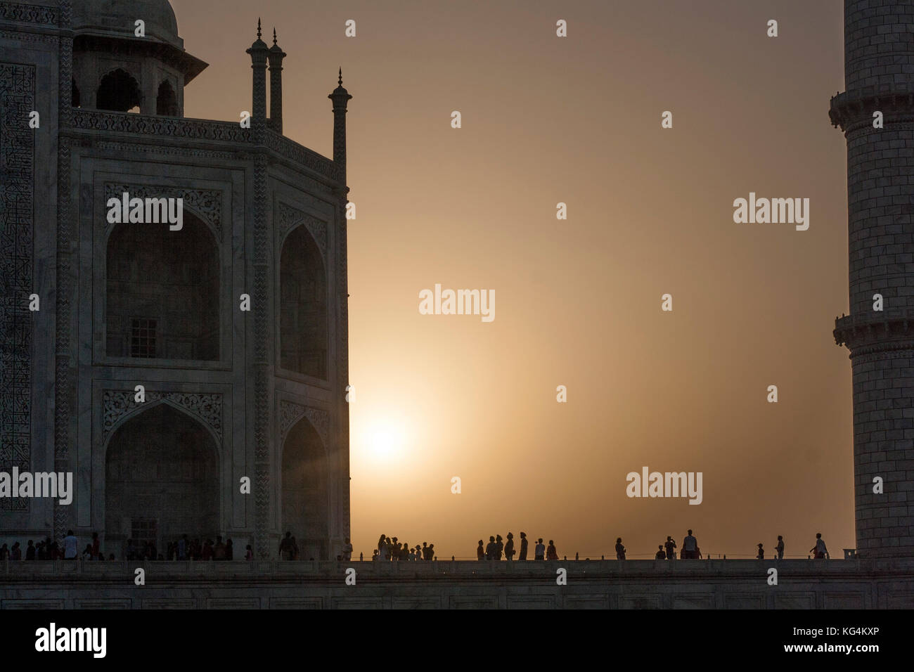 Il Taj Mahal stagliano al tramonto in estate, Agra, India Foto Stock
