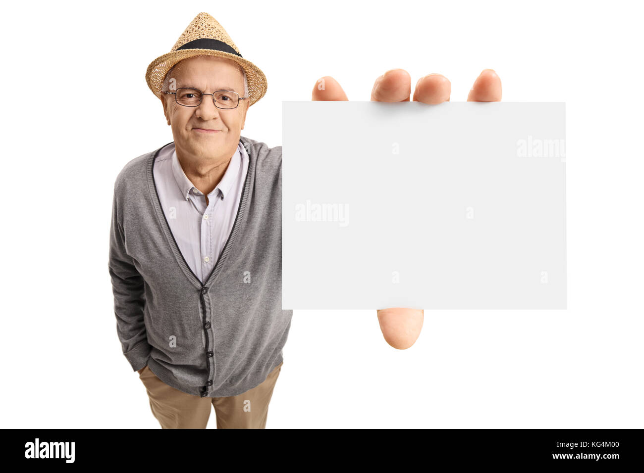 Uomo maturo che mostra una scheda vuota isolata su sfondo bianco Foto Stock