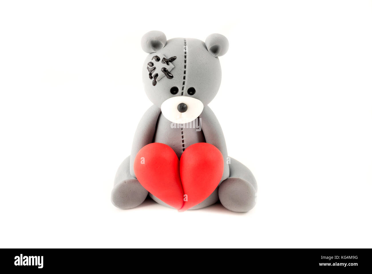 Scultura commestibile di un orso in amore su sfondo bianco Foto Stock