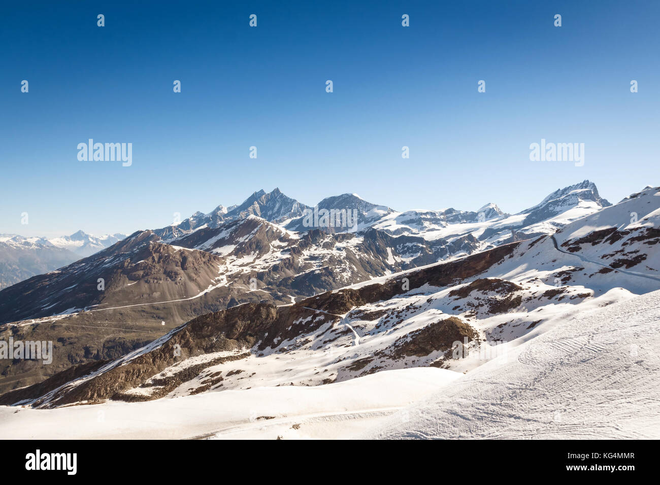 Snow mountain range paesaggio con cielo blu, Alpi della Svizzera, il fuoco selettivo Foto Stock