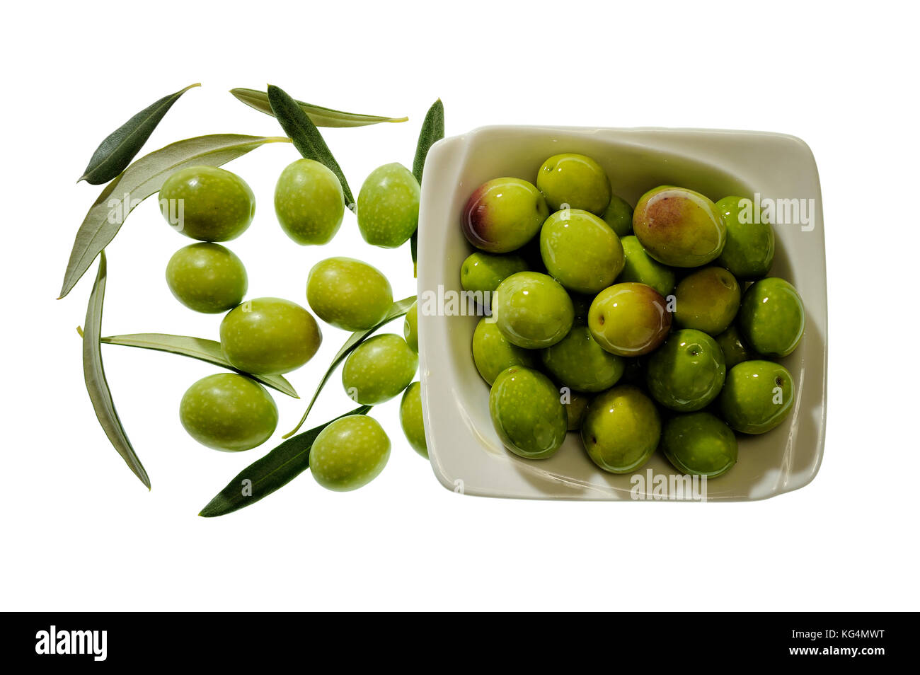 Ripresa dall'alto delle olive fresche appena raccolto isolati su sfondo bianco Foto Stock