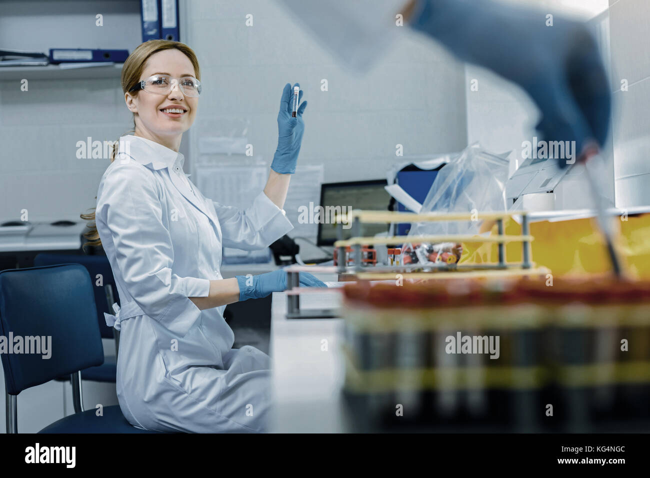 Femmina allegra ricercatore che lavora in un laboratorio per i test Foto Stock