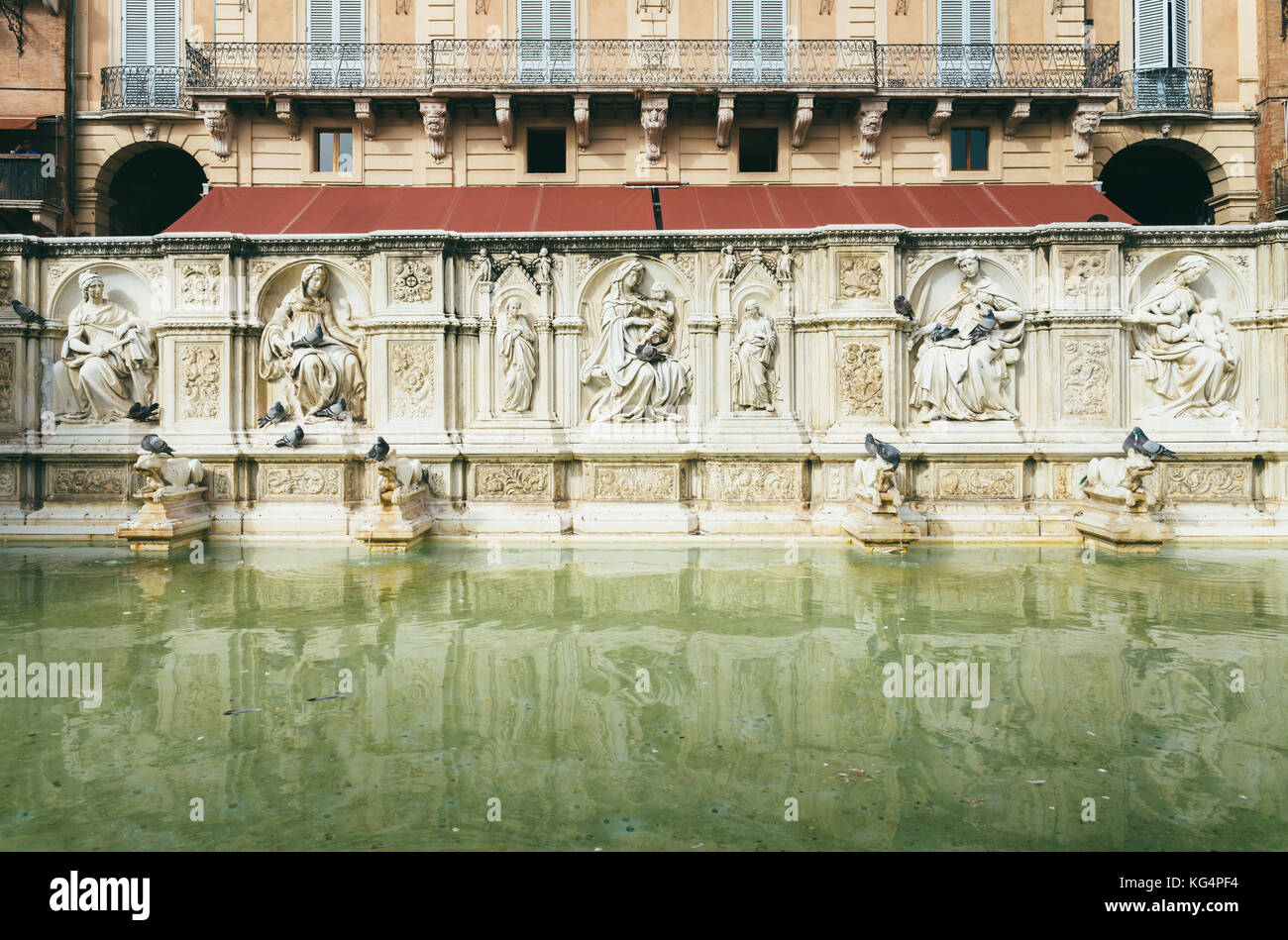 La fonte gaia è una fontana monumentale situato in piazza del Campo nel centro di siena, Italia. Foto Stock