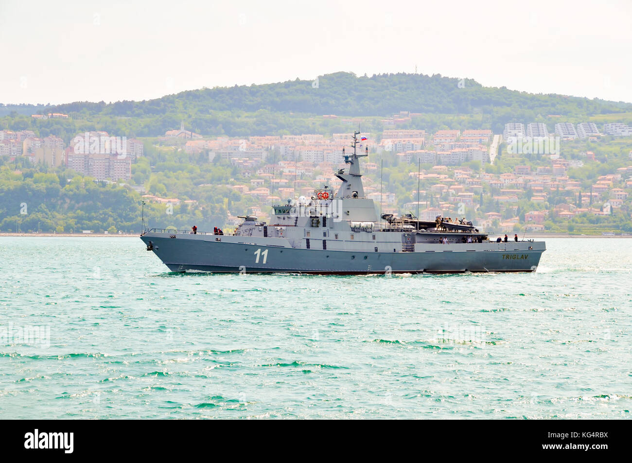 Portoroz, Slovenia - maggio 27 2011: Nave della Marina militare slovena Triglav in pattuglia nella baia di Pirano. La pattuglia è costruita in Russia, Svetlyak cl Foto Stock