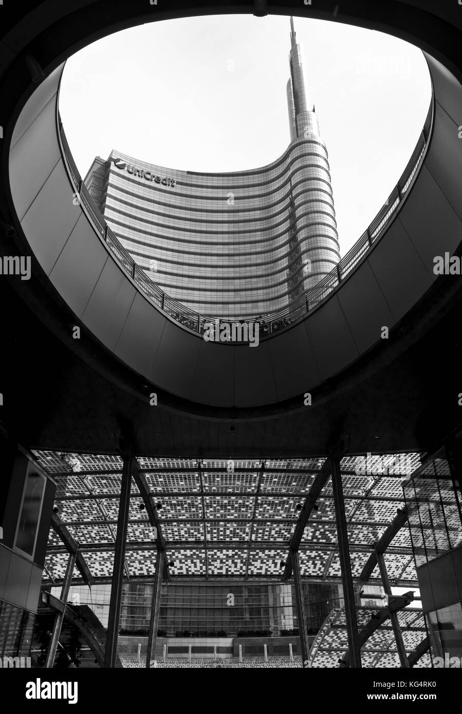 Milano, Italia - 10 Maggio 2014: dettagli architettonici della facciata di vetro sul Unicredit edificio a torre a Milano il grattacielo più alto in Italia Foto Stock