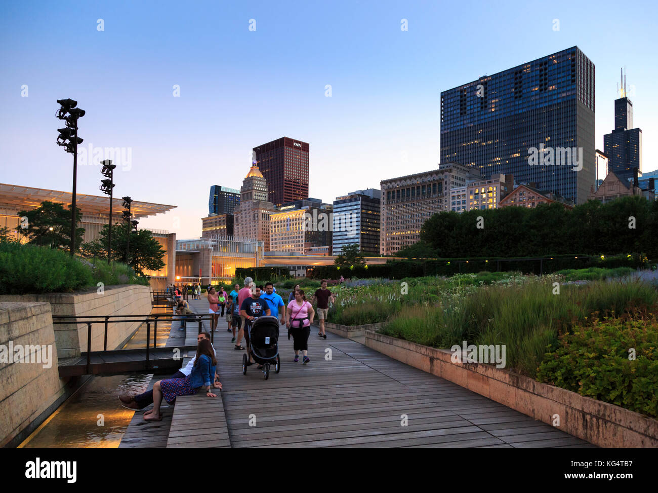 Il Millennium Park, folla godendo lurie area giardino , grattacieli del centro sullo sfondo, chicaho, illinos, Stati Uniti d'America Foto Stock