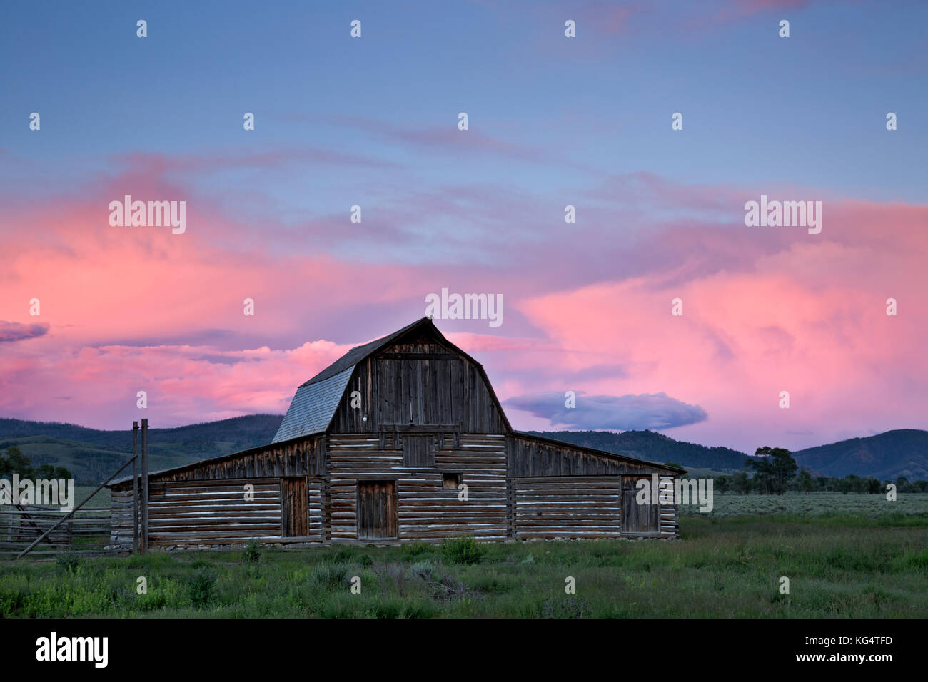 Wy02543-00...wyoming - drammatico tramonto colori dopo una tempesta di pioggia su una storica bsrn in un antico casolare sulla riga mormone nel parco nazionale di Grand Teton. Foto Stock