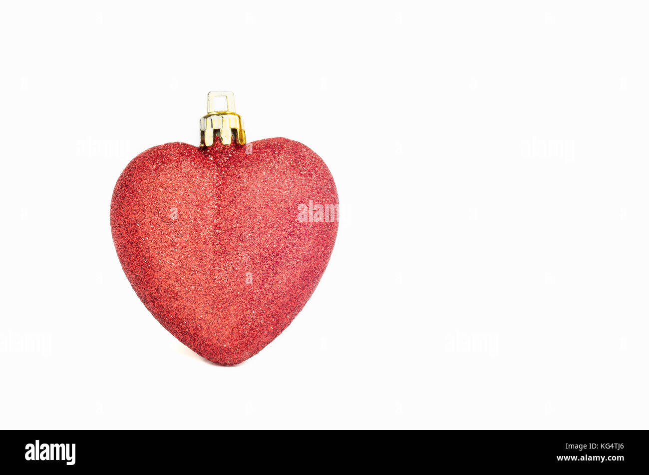 Natale a forma di cuore la sfera di colore rosso su sfondo bianco Foto Stock