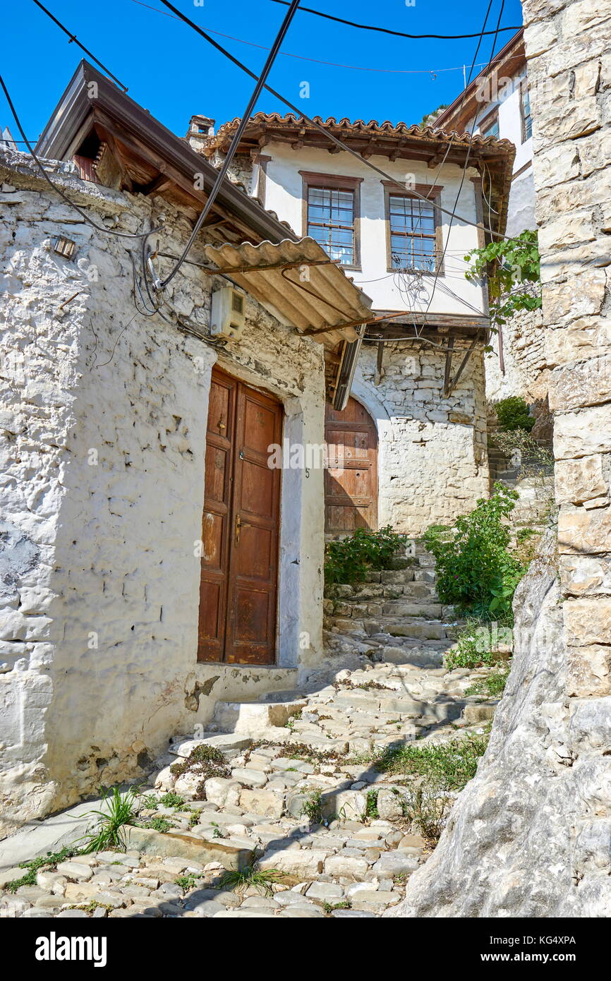 Case bianche a Berat Città Vecchia, UNESCO, Albania Foto Stock